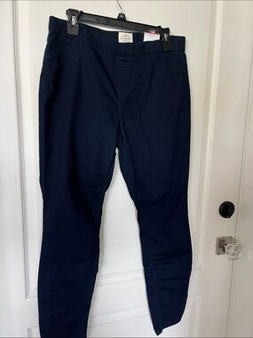NWT St John's Bay navy secretly, slender jegging fit slim leg size medium
